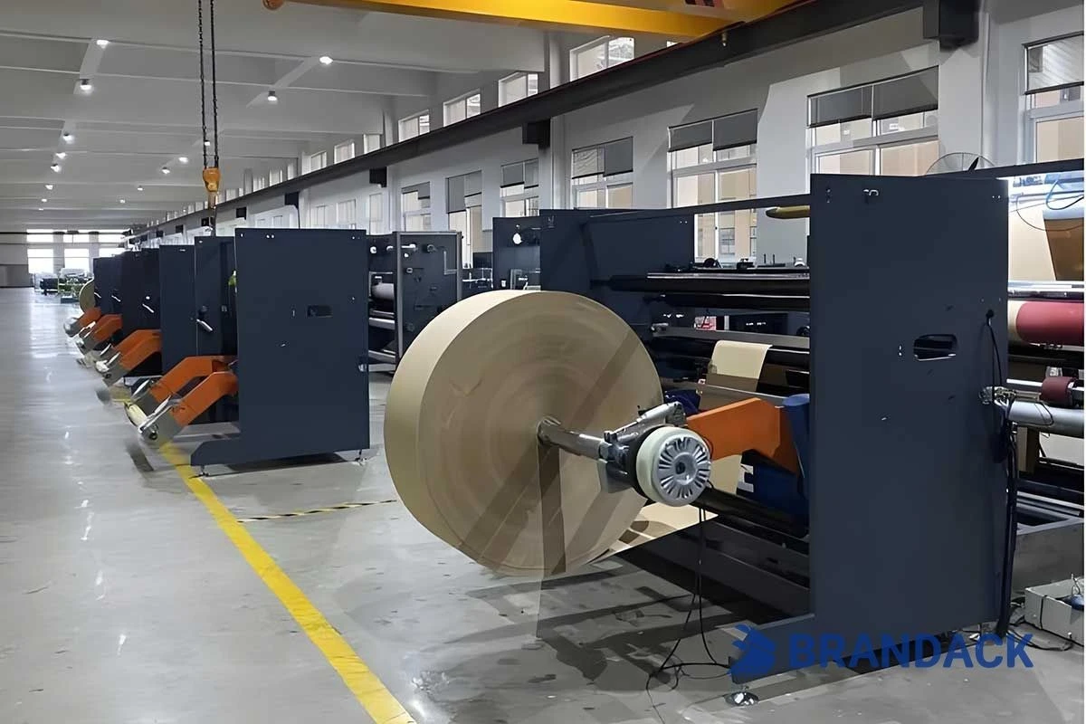 Automatische Hochgeschwindigkeitsmaschine zur Herstellung von Kraftpapiert&uuml;ten